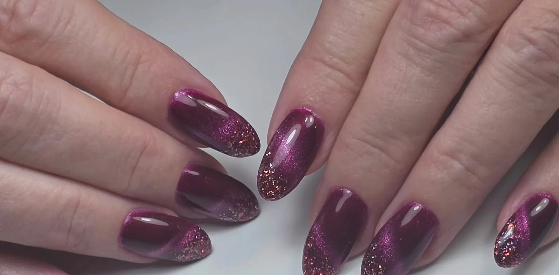 Paarse cat-eye nagels met een glittertip