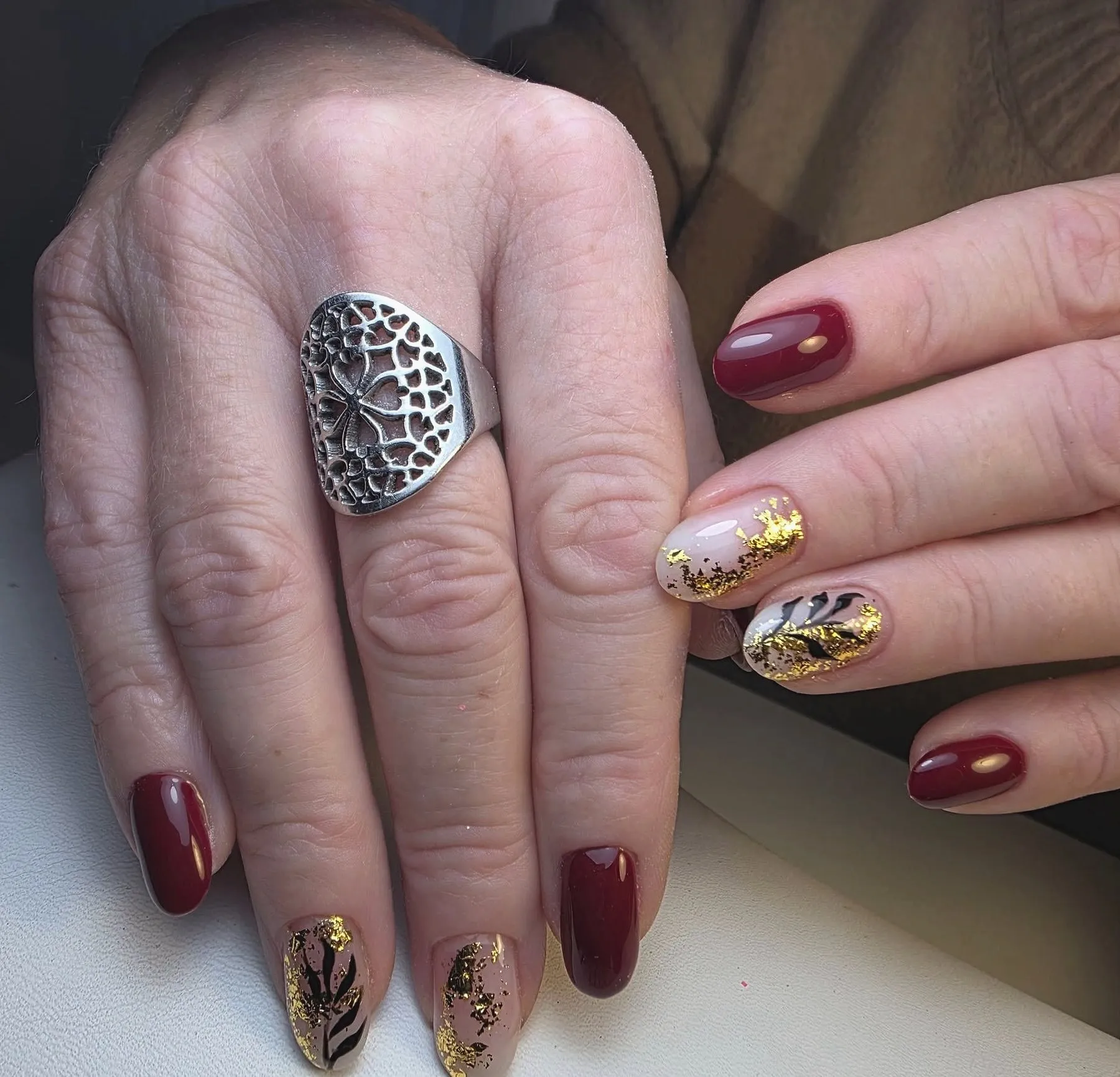 Korte bordeaux nagels, enkele nagels met goudfolie