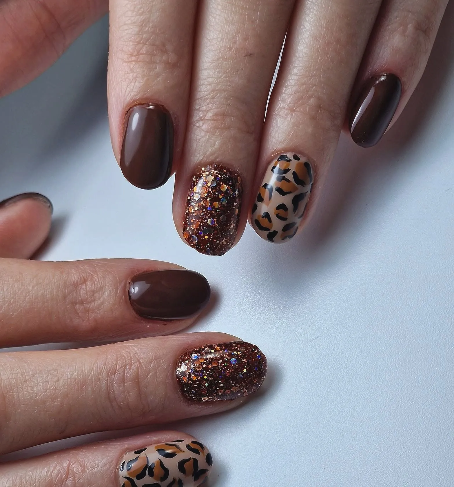 Bruine nagels met koperglitter en een getekend luipaardmotief